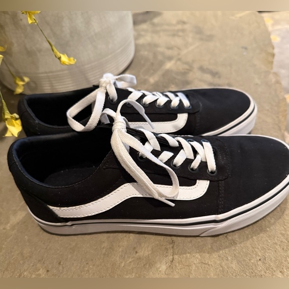 Vans Women’s Classic Black and White Sneakers Sz 8.5 - Picture 4 of 8